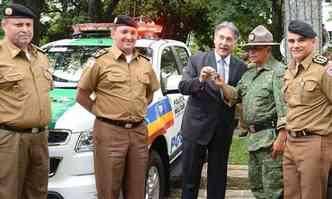 O governador Fernando Pimentel entrega chave de viatura a policiais(foto: Manoel Marques/Divulgao/Imprensa MG )
