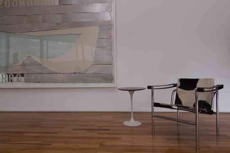 minimalismo - O conceito %u201Cmais  menos%u201D prevalece no interior da casa: mveis modernistas em primeiro plano, com desenho de Nuno Ramos ao fundo, em ngulo da sala de estar(foto: Gabriel Castro/divulgao)
