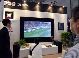 TV com transmisso em 8k exibida durante a Ceatec Electronics (foto: AFP PHOTO / Yoshikazu TSUNO)