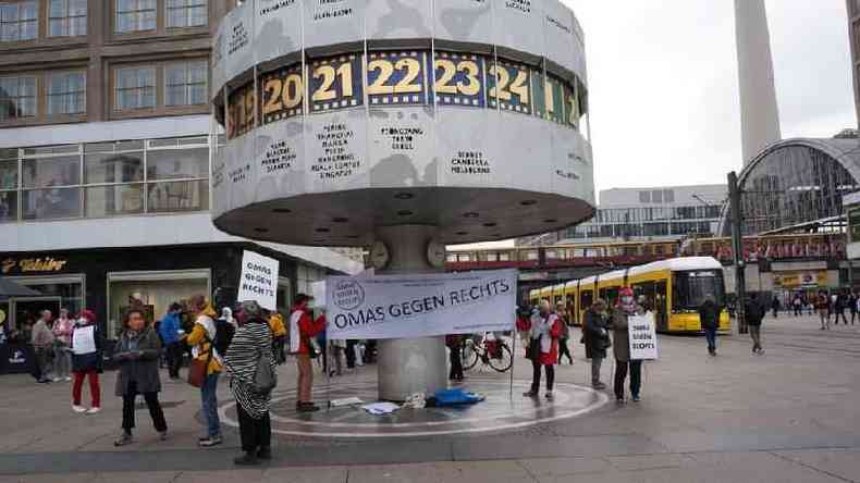 Uma vez por ms ativistas fazem ato na Alexanderplatz para chamar ateno para a iniciativa(foto: Clarissa Neher)
