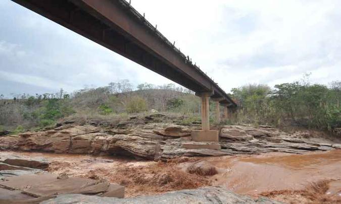 Águas ainda densas do leito principal sufocam vida aquática, derrubam a oxigenação, matam peixes e espantam animais que se alimentam deles(foto: Alexandre Guzanshe/EM/D.A Press) Águas ainda densas do leito principal sufocam vida aquática, derrubam a oxigenação, matam peixes e espantam animais que se alimentam deles(foto: Alexandre Guzanshe/EM/D.A Press)
