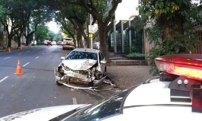 Veículo ficou destruído após capotamento na Rua Antônio Aleixo, Bairro de Lourdes(foto: Jair Amaral/EM/D.A PRESS) Veículo ficou destruído após capotamento na Rua Antônio Aleixo, Bairro de Lourdes(foto: Jair Amaral/EM/D.A PRESS)