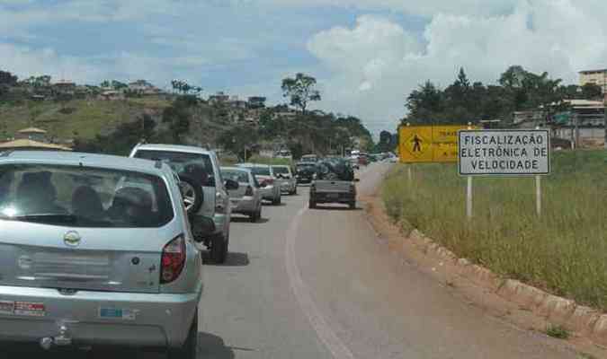 Obras com recursos do PAC, como a duplicao de estradas, no esbarram nas regras eleitorais(foto: Tulio Santos/EM/D.A Press)
