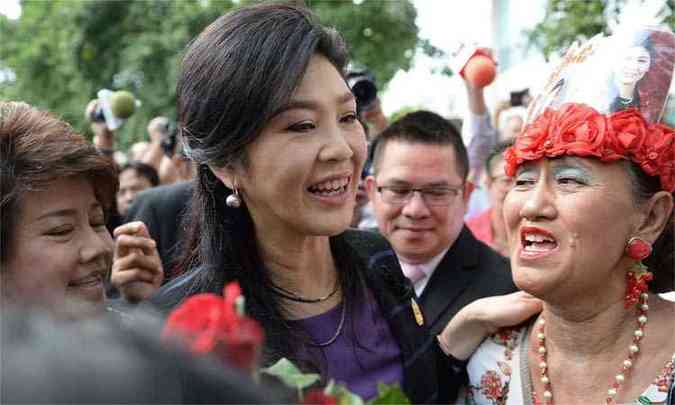 Ex-primeira-ministra  recebida por apoiadores ao chegar ao tribunal. Yingluck  acusada de negligncia em programa de subsdio de arroz(foto: CHRISTOPHE ARCHAMBAULT / AFP PHOTO)