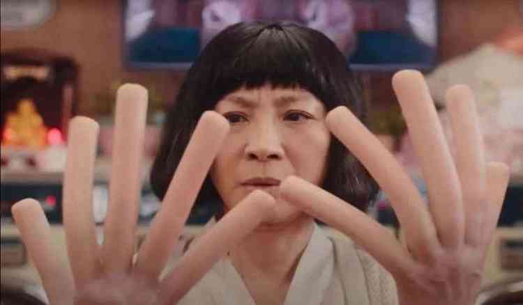 A personagem Evelyn Wang, feita pela atriz Michelle Yeoh, tem dedos alongados em suas mos, que esto em frente ao seu rosto