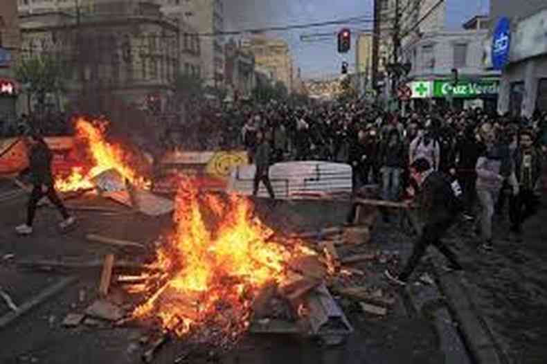 Manifestantes provocam incndios no Chile(foto: SEBASTIN CISTERNAS / ATON CHILE / AFP)
