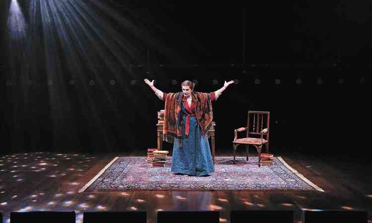 A atriz Beth Zalcman no palco, em cena da pea 'Helena Blavatsky, a voz do silncio'
