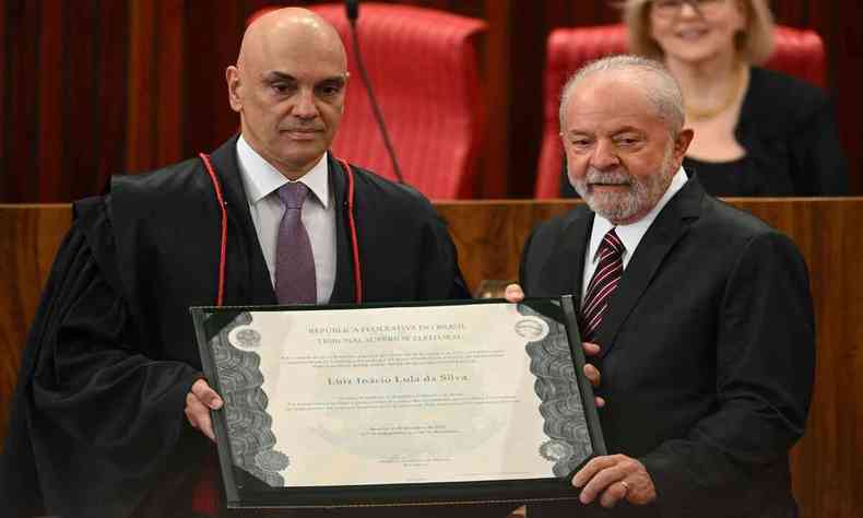 Alexandre de Moraes entrega diploma para Lula 