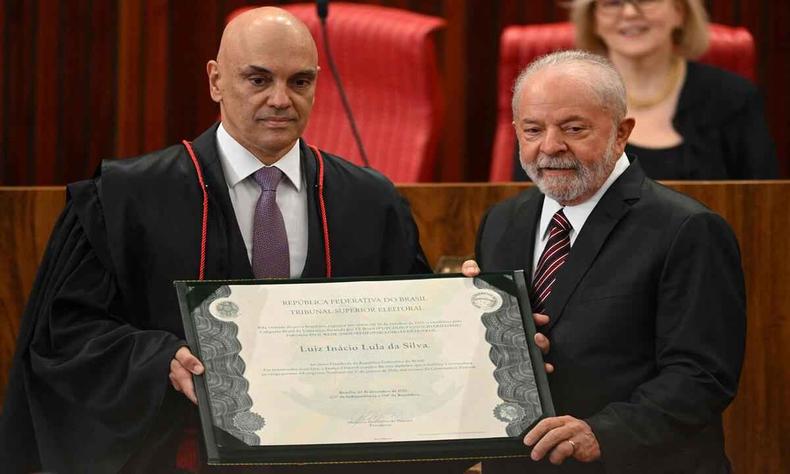 O presidente do TSE, Alexandre de Moraes, entrega o diploma para o presidente eleito, Luiz Inácio Lula da Silva (foto: EVARISTO SA / AFP) Alexandre de Moraes entrega diploma para Lula
