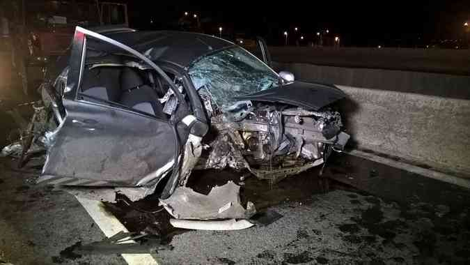 Um carro bateu em um caminho e em uma mureta da rodovia. Um adolescente morreu e quatro pessoas ficaram feridasLeonardo Alvarenga Santos/ Divulgao 