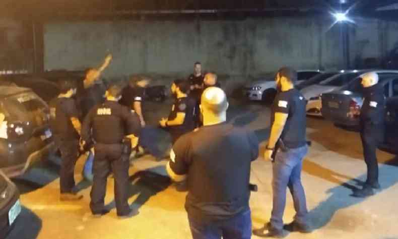 Policiais da delegacia de Ub se preparam para cumprir mandado de priso