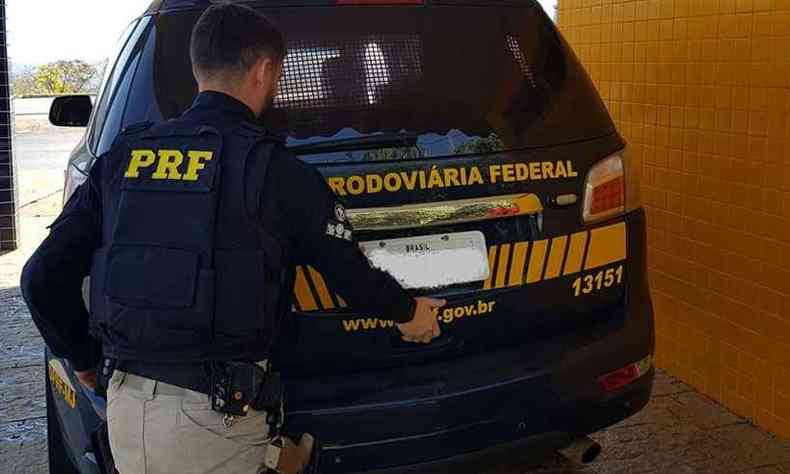 O suspeito e a vtima foram encaminhados  Polcia Civil de Ponte Nova(foto: PRF/Divulgao)