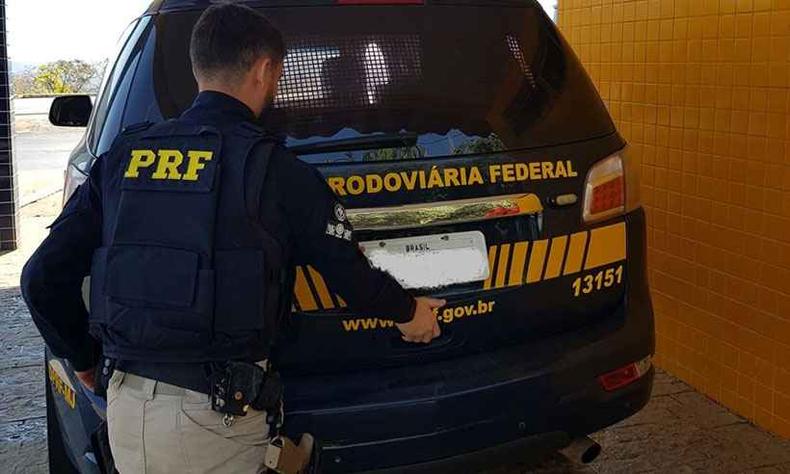 O suspeito e a vtima foram encaminhados  Polcia Civil de Ponte Nova(foto: PRF/Divulgao)