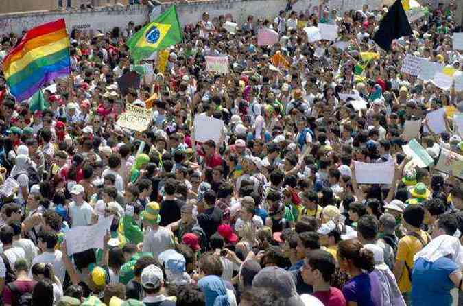 segundo protesto na capital cearense, que ocorreu no ltimo dia 19, reuniu cerca de 30 mil pessoas(foto: YURI CORTEZ / AFP)