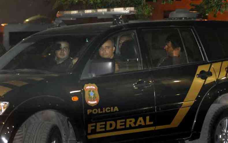 O banqueiro Andr Esteves deixa sede da Polcia Federal na Praa Mau, no Rio de Janeiro, em direo ao Presdio Ary Franco (foto: Fernando Frazo/Agncia Brasil)