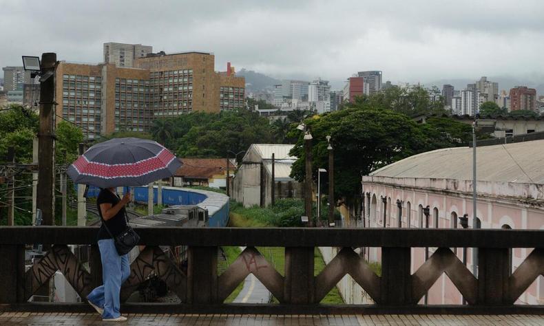 Pancadas de chuva isoladas podem acontecer durante todo o dia, segundo previsão(foto: Tulio Santos/EM/D.A Press) Tempo nublado em Belo Horizonte