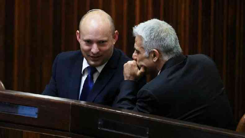 Naftali Bennett e Yair Lapid concordaram em alternar o cargo de premier(foto: Reuters)
