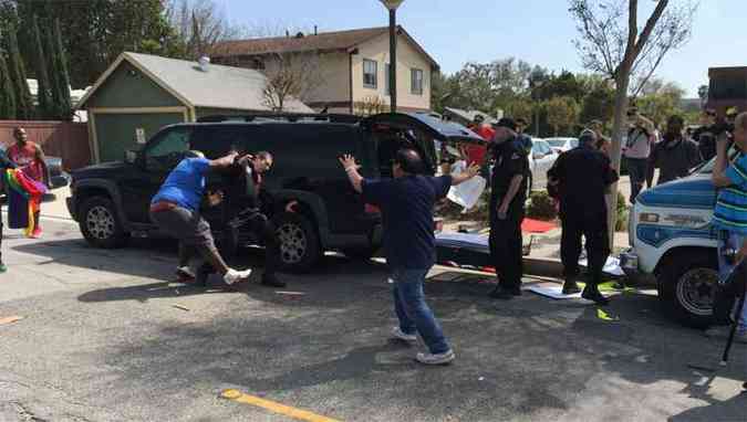 Imagem mostra reao contra membro da Ku Klux Klan em Anaheim, na California(foto: AFP PHOTO / CENTER FOR THE STUDY OF HATE & EXTREMISM / B. LEVIN / HO)