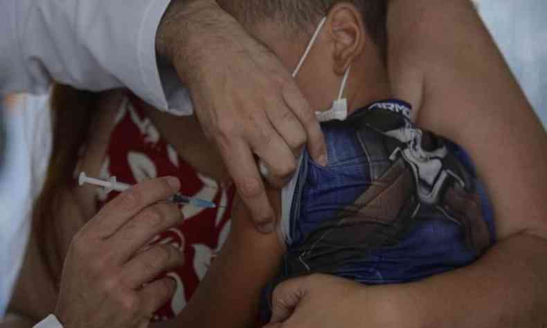 Imagem mostra criana recebendo vacina contra covid