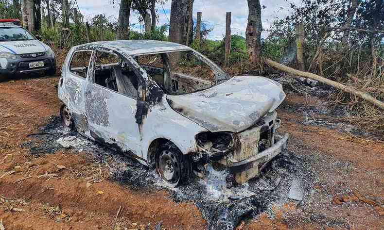 Carro da vtima foi incendiado pelos criminosos(foto: Polcia Civil/Divulgao )