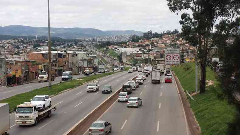 Sada para o rveillon: na foto, Anel Rodovirio, na altura do Bairro Califrnia, Regio Noroeste de Belo Horizonte.(foto: Edsio Ferreira/D.A/Press)