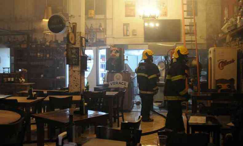 Uma cortina de fumaa saiu do estabelecimento por causa do princpio de incndio(foto: Tlio Santos/EM/D.A.Press)