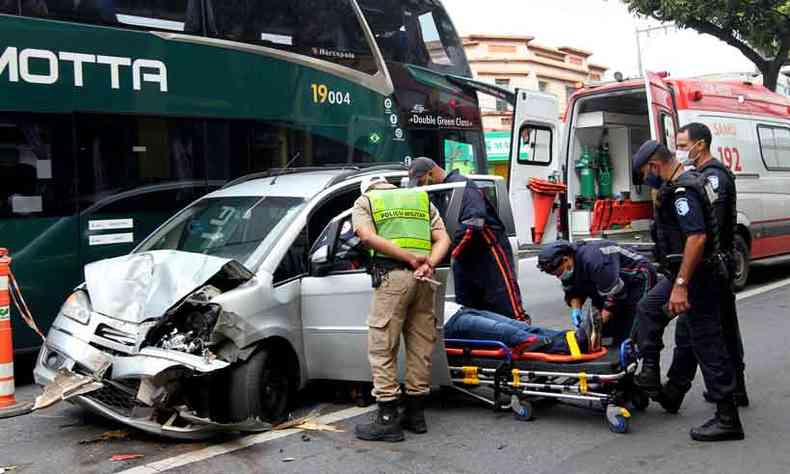 Motorista que se sentiu mal na Avenida Pedro II foi socorrido (foto: Jair Amaral/EMD.A Press)