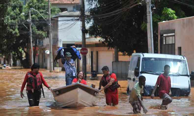 Moradora resgatada em casa segue rumo a Avenida Moacir Paleta, no Bairro So Pedro