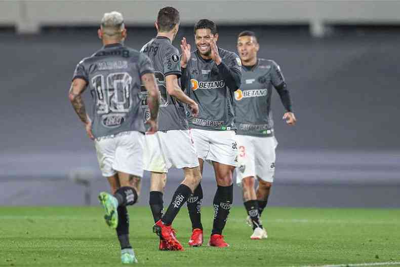 Hulk deu assistncia para Nacho garantir vitria contra o River(foto: Pedro Souza/Atltico)