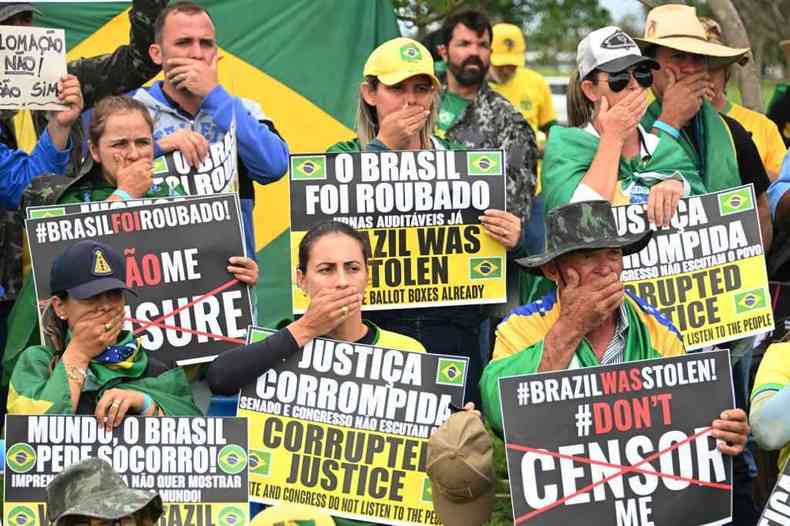 Manifetantes tampam a boca em protesto contra eleio de Lula em outubro 