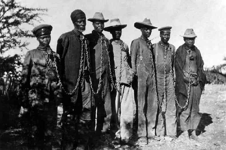 Prisioneros da etnia herero acorrentados em 1904.(foto: Getty Images)