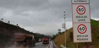 Estrutura de um radar j est montada no trecho da Ferno Dias em Brumadinho, na Grande BH. Sero 13 na parte mineira da estrada(foto: Paulo Filgueiras/EM/D.A PRESS)
