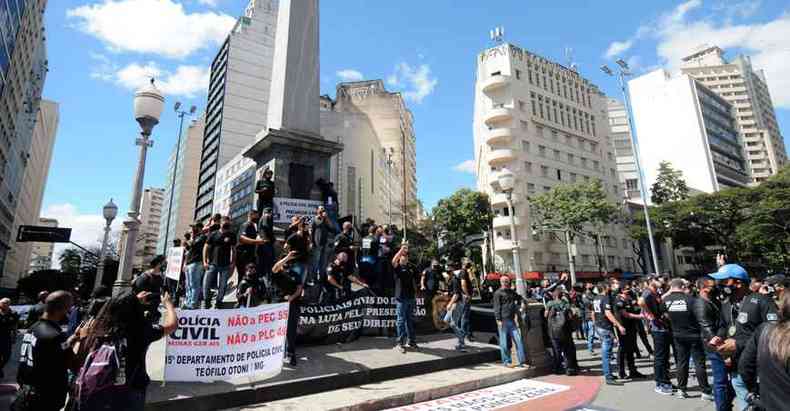 Protesto contra a reforma da Previdncia proposta pelo governo de Minas, que tambm tem atrasados a solucionar (foto: Leandro Couri/EM/D.A Press )