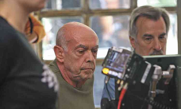 Diretor Helvcio Ratton, de camiseta verde, em frente a cmera no set de filmagem do longa O lodo

