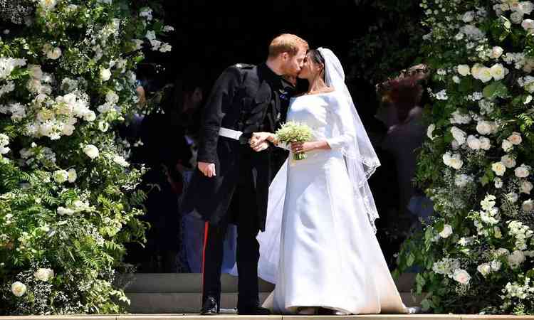 Harry  e Meghan se beijam aps a cerimnia de casamento