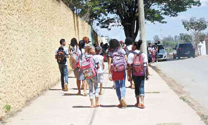 Crianas chegam a andar seis quilmetros. At o ano passado, iam 'de carona' em nibus de escolas municipais(foto: Luiz Ribeiro/D.A Press)
