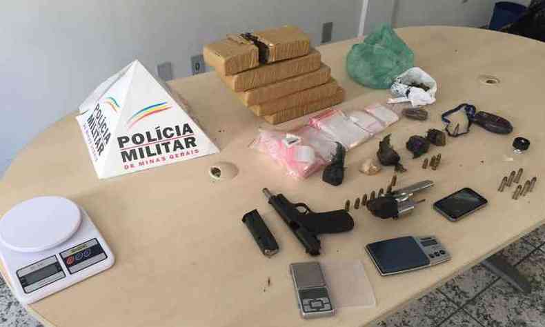 Armas e drogas apreendidas na ao(foto: Polcia Militar (PM) / Divulgao)