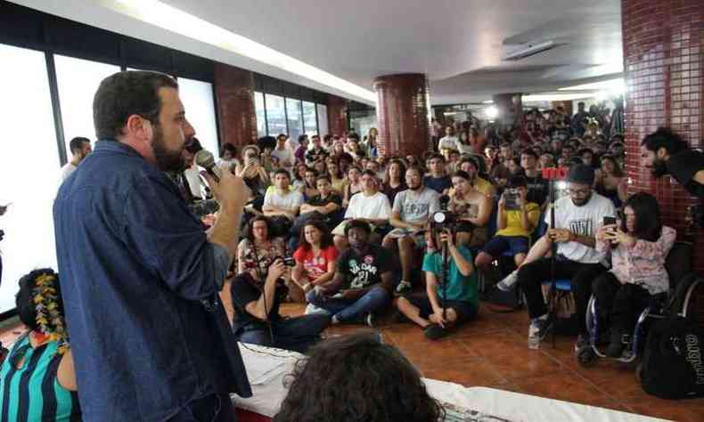 Guilherme Boulos participa de sabatina na Faculdade de Direito da UFMG(foto: Diego Franco/PSOL)