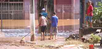 Transbordamento do Rio Paraopeba inundou vrios bairros de Betim e deixou o perigo da contaminao de gente que teve contato com gua suja(foto: EDSIO FERREIRA/ESP. EM/D.A PRESS - 5/1/12 )