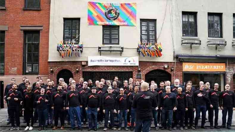 O coral de homens gay de São Francisco se apresenta em frente ao Stonewall Inn em Nova York