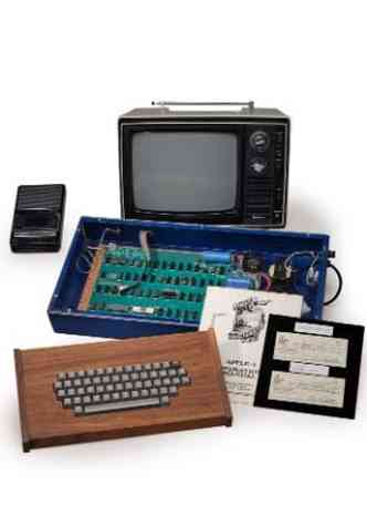 Na imagem, o computador Apple-1 feito na garagem dos pais de Steve Jobs, cofundador da Apple, em 1976. Na poca, um desses custava US$ 600(foto: Christie's Reuters )