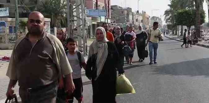 Palestinos deixam suas casas com mochilas e sacolas em busca de abrigos(foto: Reproduo / Youtube)