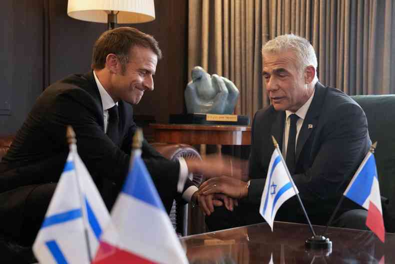 Macron com o lder da oposio israelense, Yair Lapid