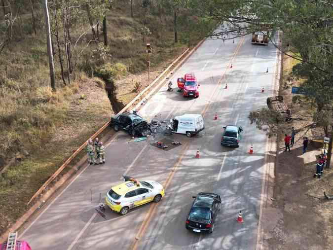 O trfego na BR-040, altura do Condomnio Alphaville, foi totalmente interditado por causa de um acidente com trs veculos, que matou uma pessoa e feriu duas gravementeInstagram: @estev4m/Esp. EM - Belo Horizonte - MG