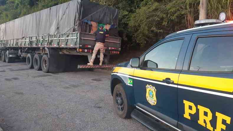 Carga apreendida pela PRF, na BR-267, estava sendo transportada de So Paulo (SP) para Mag (RJ), com documentao irregular(foto: Polcia Rodoviria Federal/Divulgao)