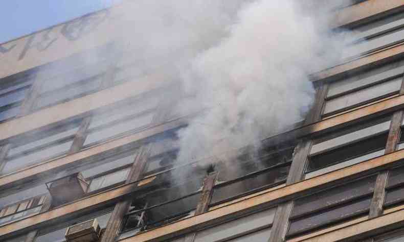 Incndio atingiu 20 andar do Edifcio Clemente de Faria(foto: Leandro Couri/EM/DA Press)