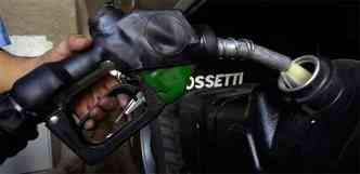 No abastecimento de diesel, h casos em que o percentual de biodiesel  inferior ao determinado pelo governo federal, o que interfere na qualidade do produto(foto: Jair Amaral/EM/D.A Press %u2013 28/12/11)