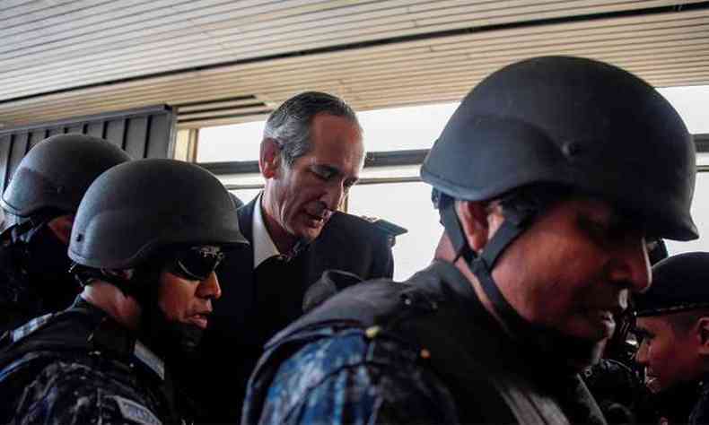 Ex-presidente da Guatemala lvaro Colom foi preso preventivamente, acusado de corrupo (foto: AFP / JOHAN ORDONEZ )
