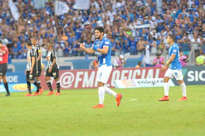Zagueiro Leo comemora o gol que definiu o triunfo cruzeirense e deixa o time de Mano Menezes a um empate da conquista do Estadual(foto: Juarez Rodrigues/EM/D.A Press)