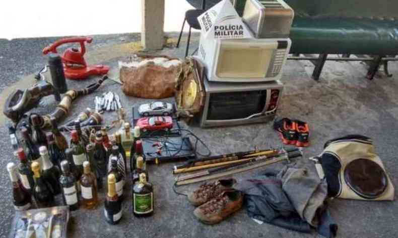 Material encontrado foi roubado de fazenda em Abaet(foto: PM/Divulgao)